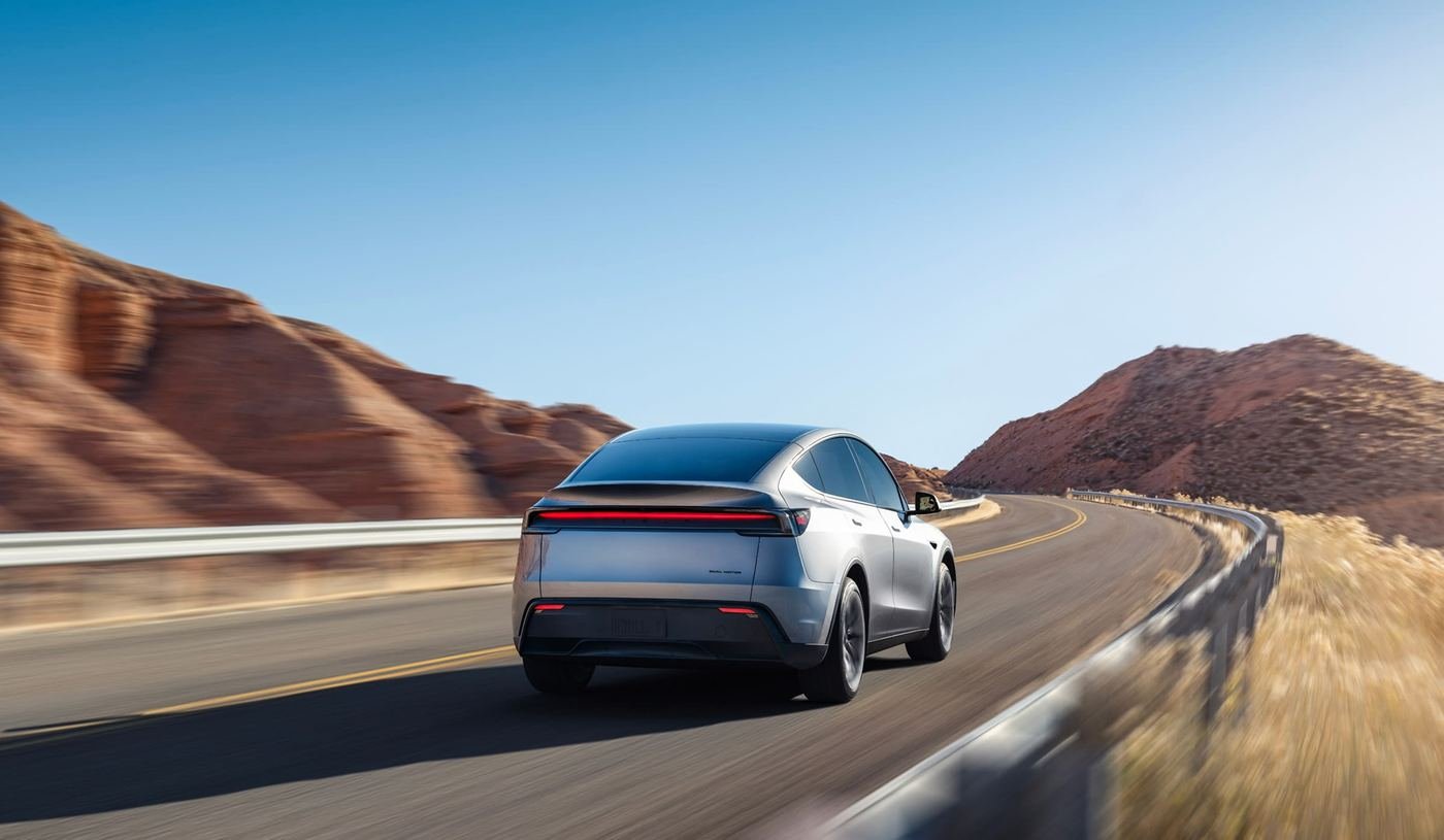 Tesla Model Y — en carretera
