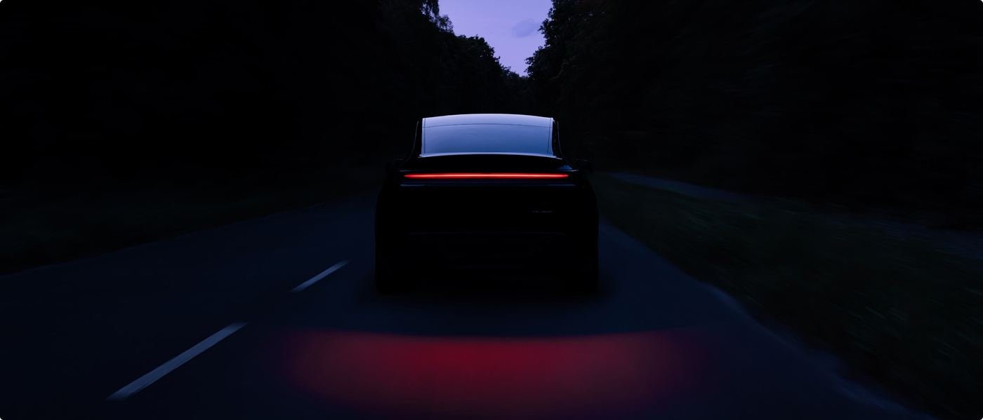 Tesla Model Y — luces de noche