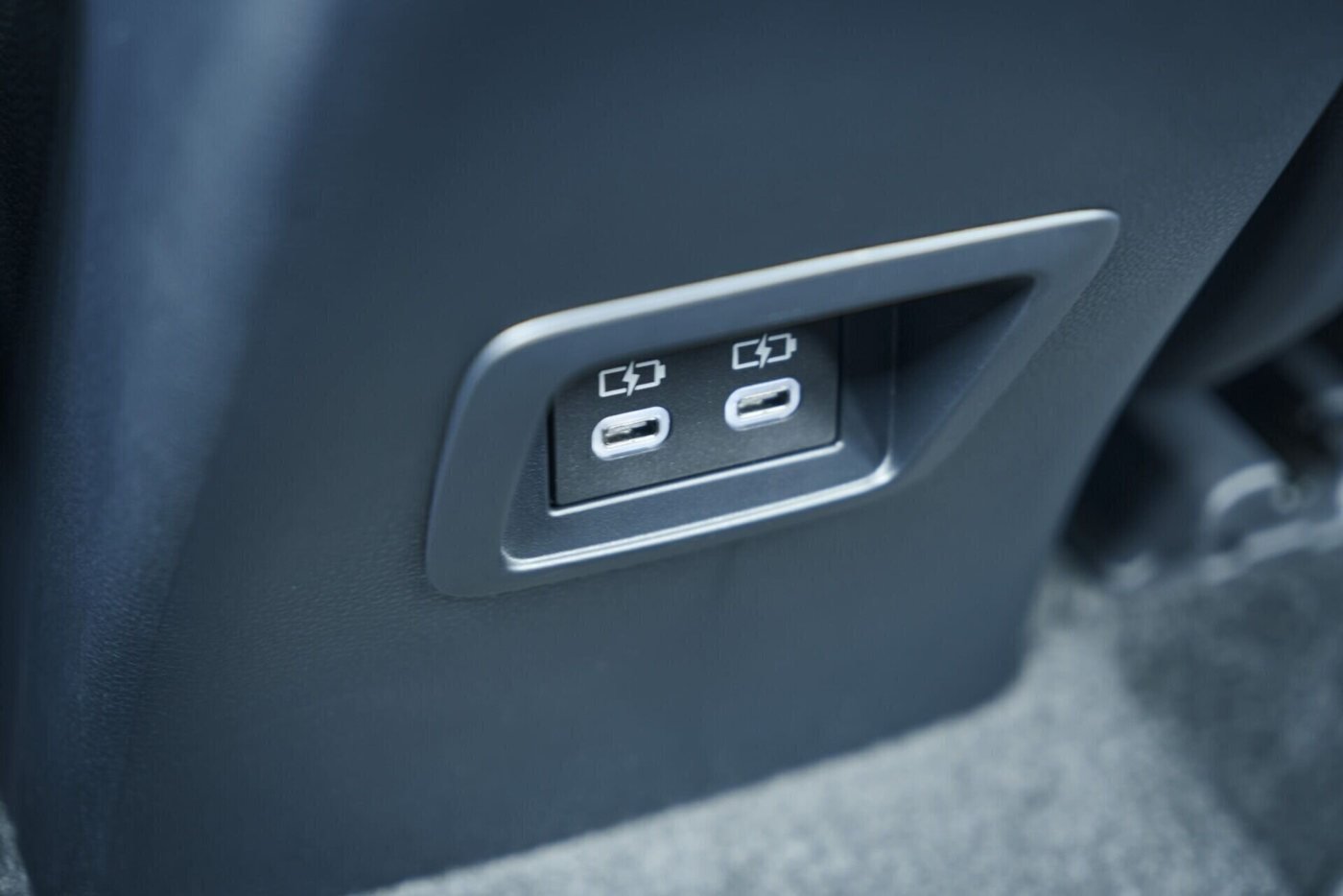 Toyota Corolla Cross — puertos usb c traseros