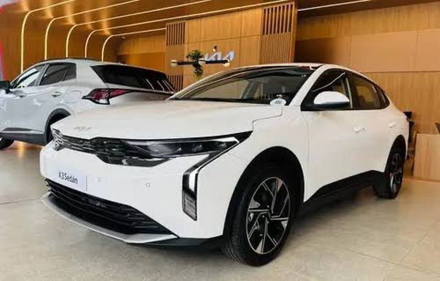 Kia K3 (Sedán / Cross) en sala de exhibicion