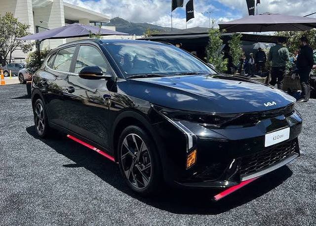 Kia K3 (Sedán / Cross) vista frontal negro