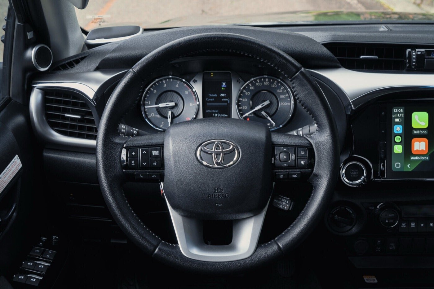 Toyota Hilux — interior9