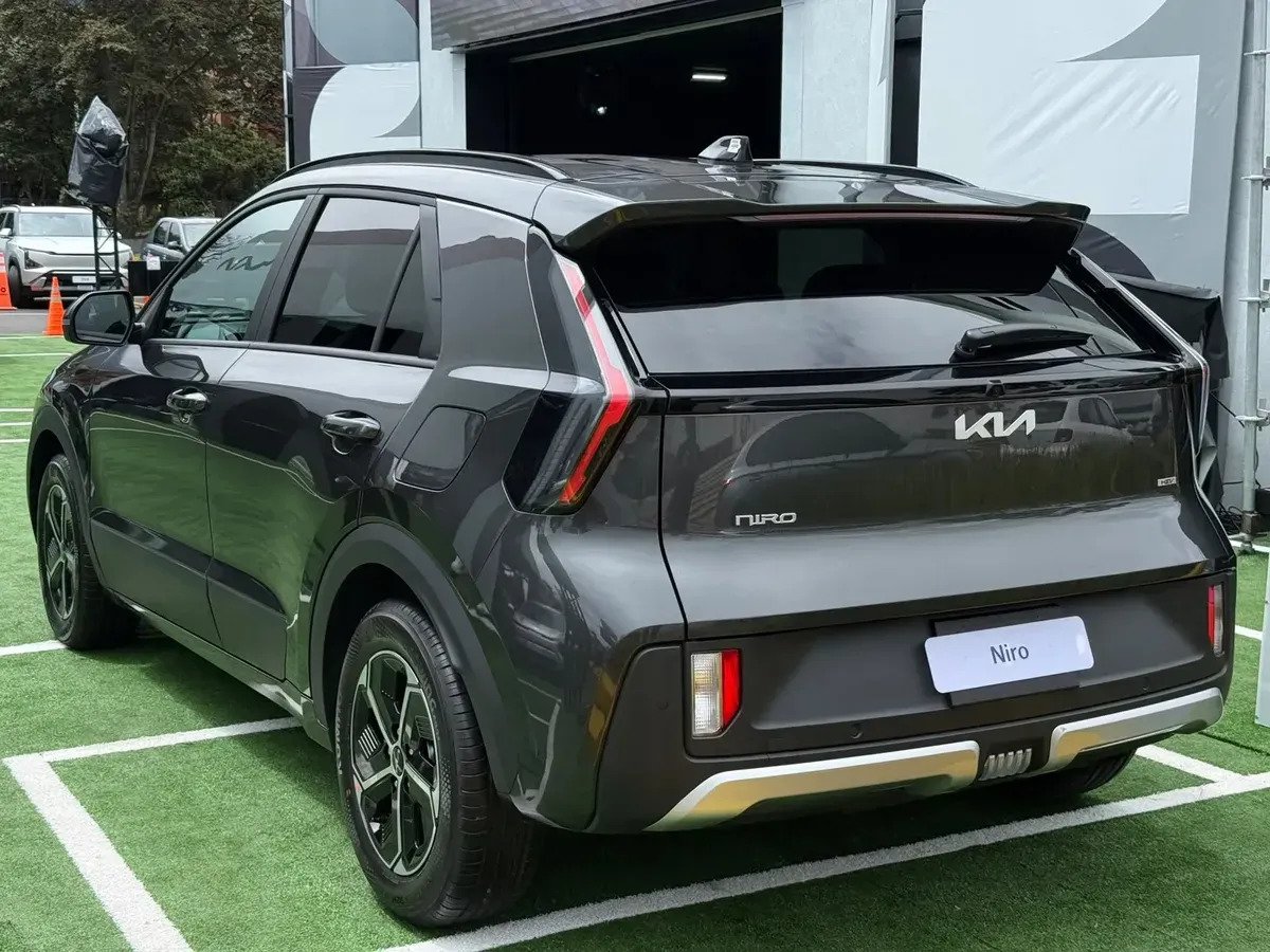 Kia Niro — trasera tres cuartos