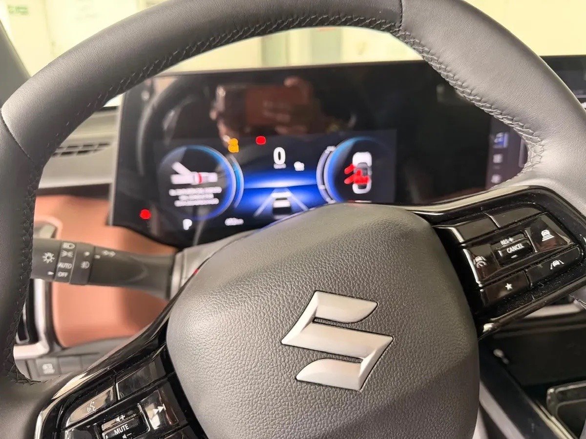 Suzuki e Vitara — interior