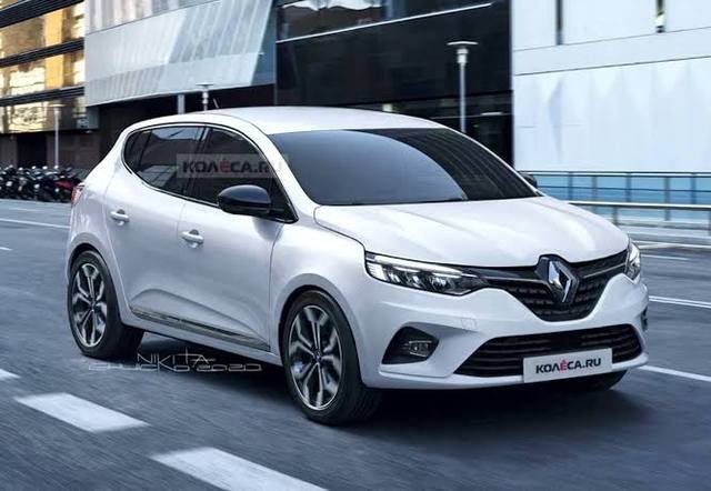 Renault Sandero blanco en ciudad