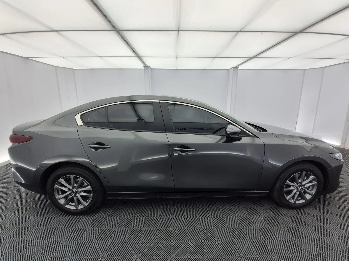 Mazda 3 — lateral