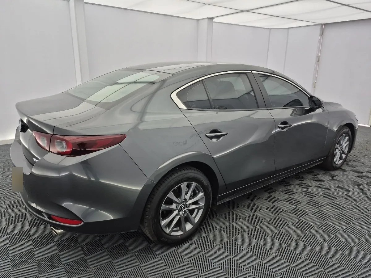 Mazda 3 — trasera tres cuartos