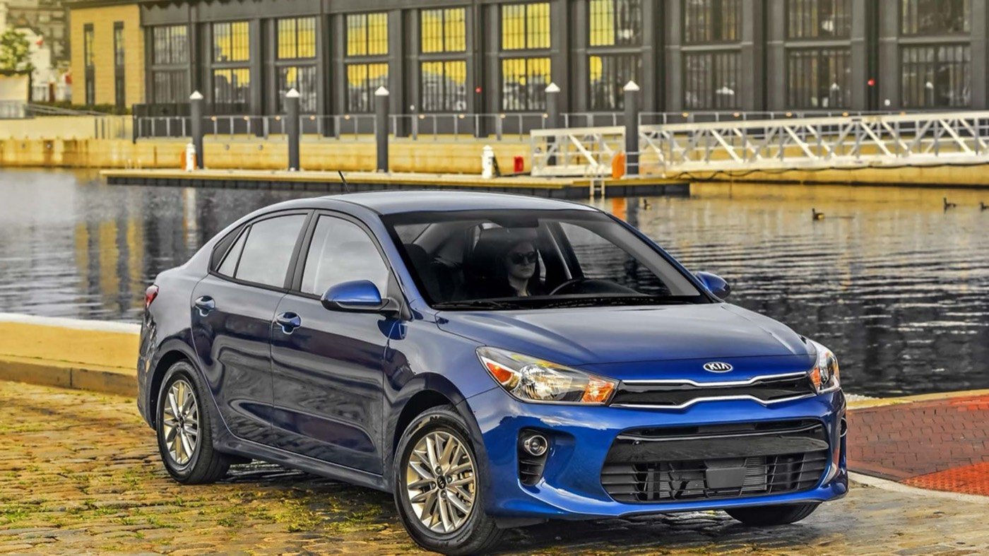 Kia Rio en ciudad