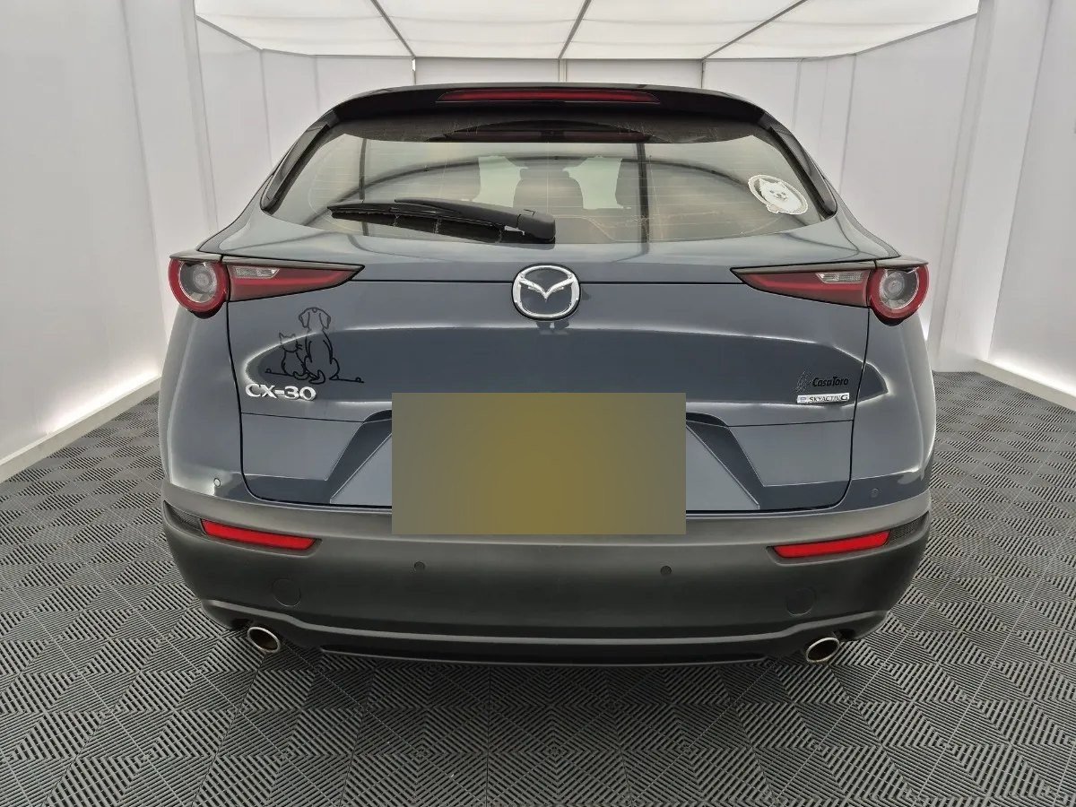 Mazda CX-30 — trasera