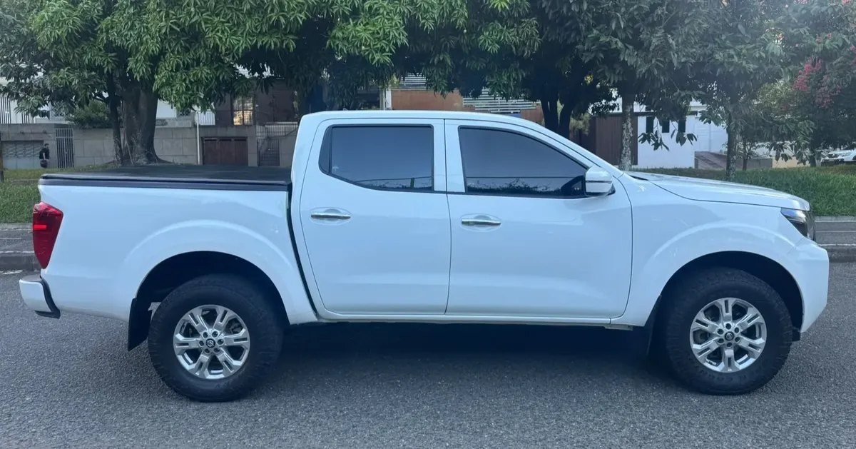 Nissan Frontier — lateral