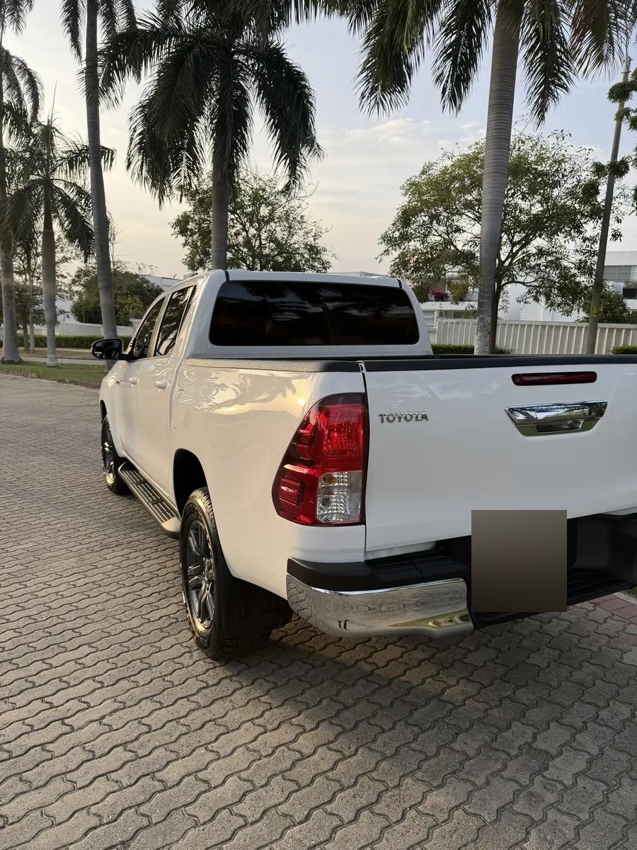 Toyota Hilux — trasera tres cuartos