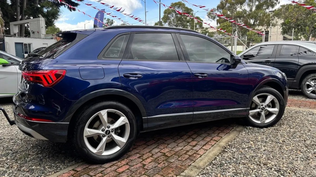 Audi Q3 — lateral