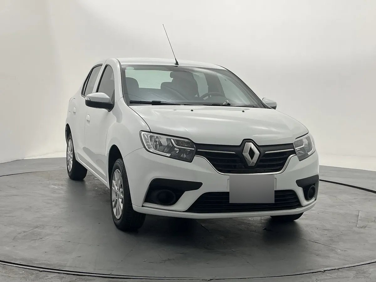 Renault Logan — tres cuartos delantero derecho