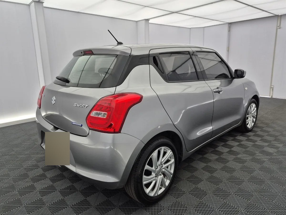 Suzuki Swift — trasera tres cuartos