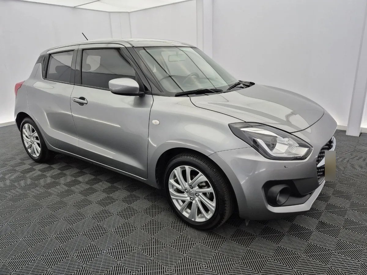 Suzuki Swift — tres cuartos delantero izquierdo