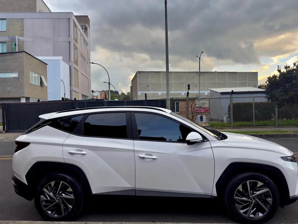Hyundai Tucson — lateral tres cuartos