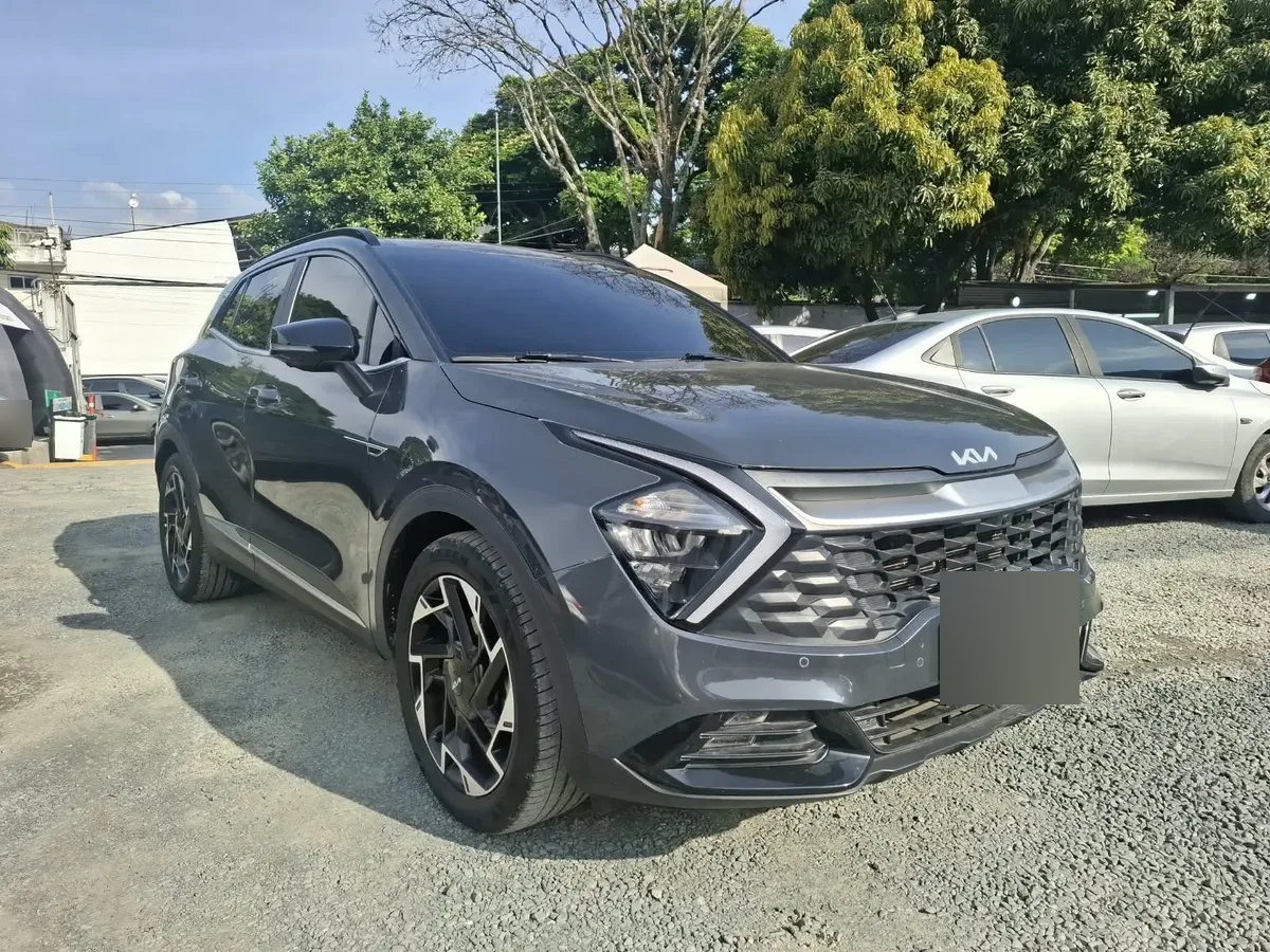 Kia Sportage — tres cuartos delantero derecho