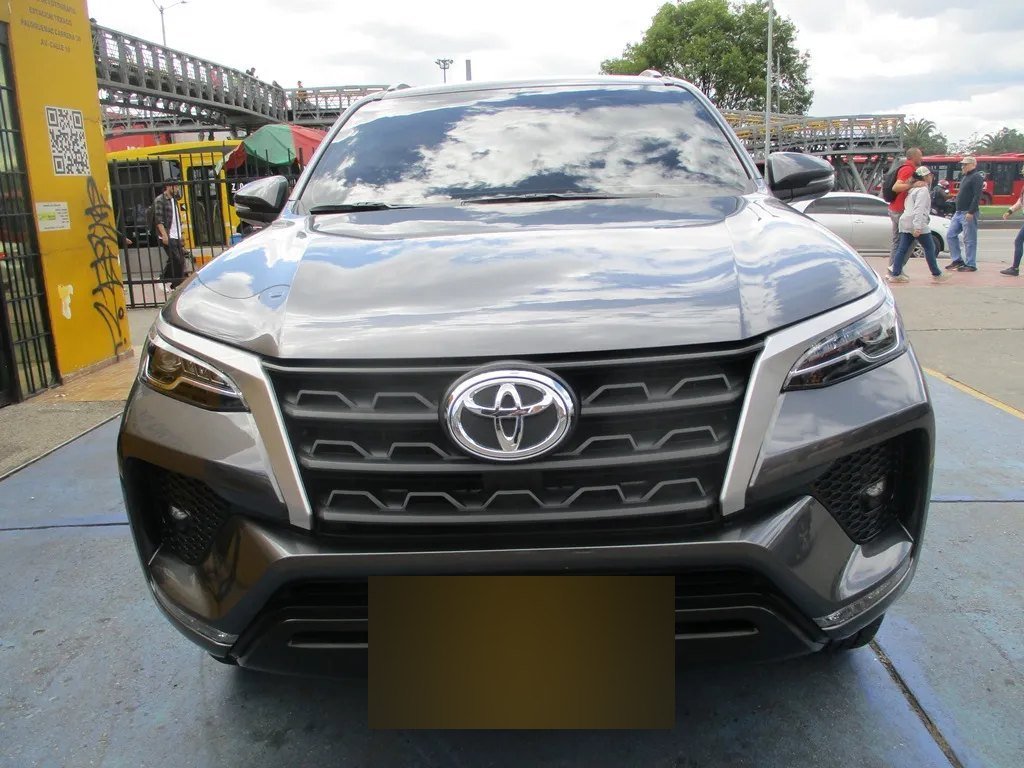 Toyota Fortuner — frontal