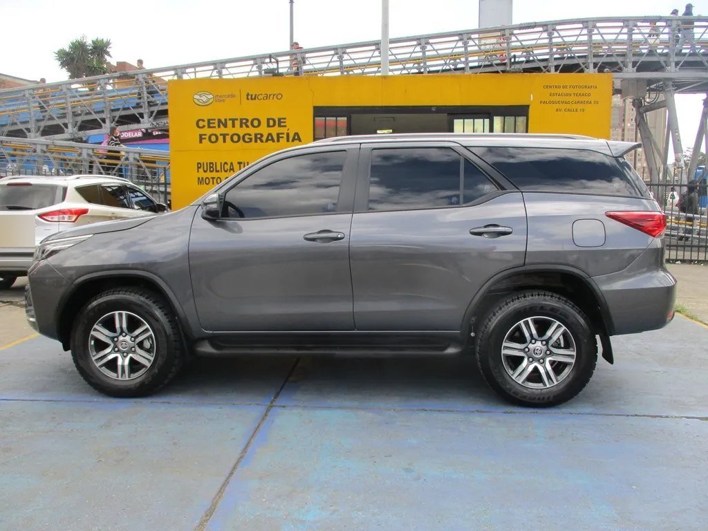 Toyota Fortuner — lateral