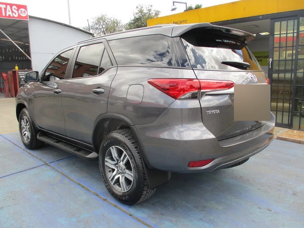 Toyota Fortuner — trasera tres cuartos