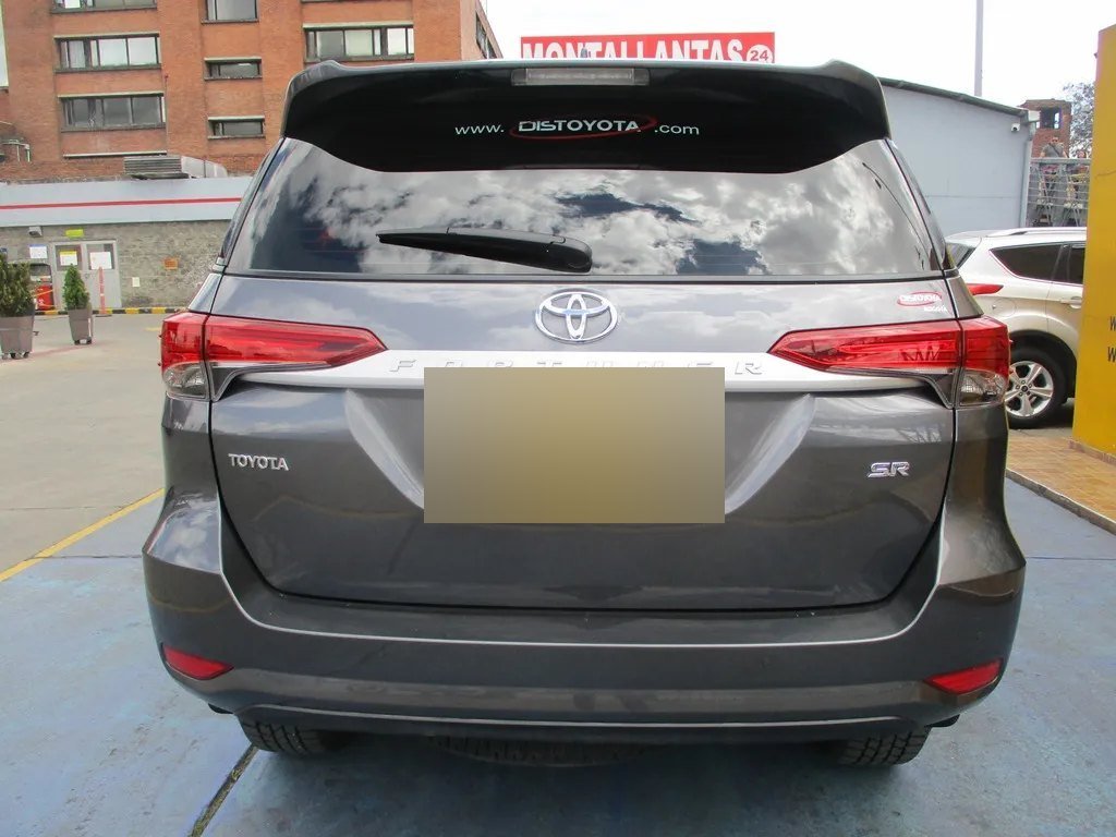 Toyota Fortuner — trasera