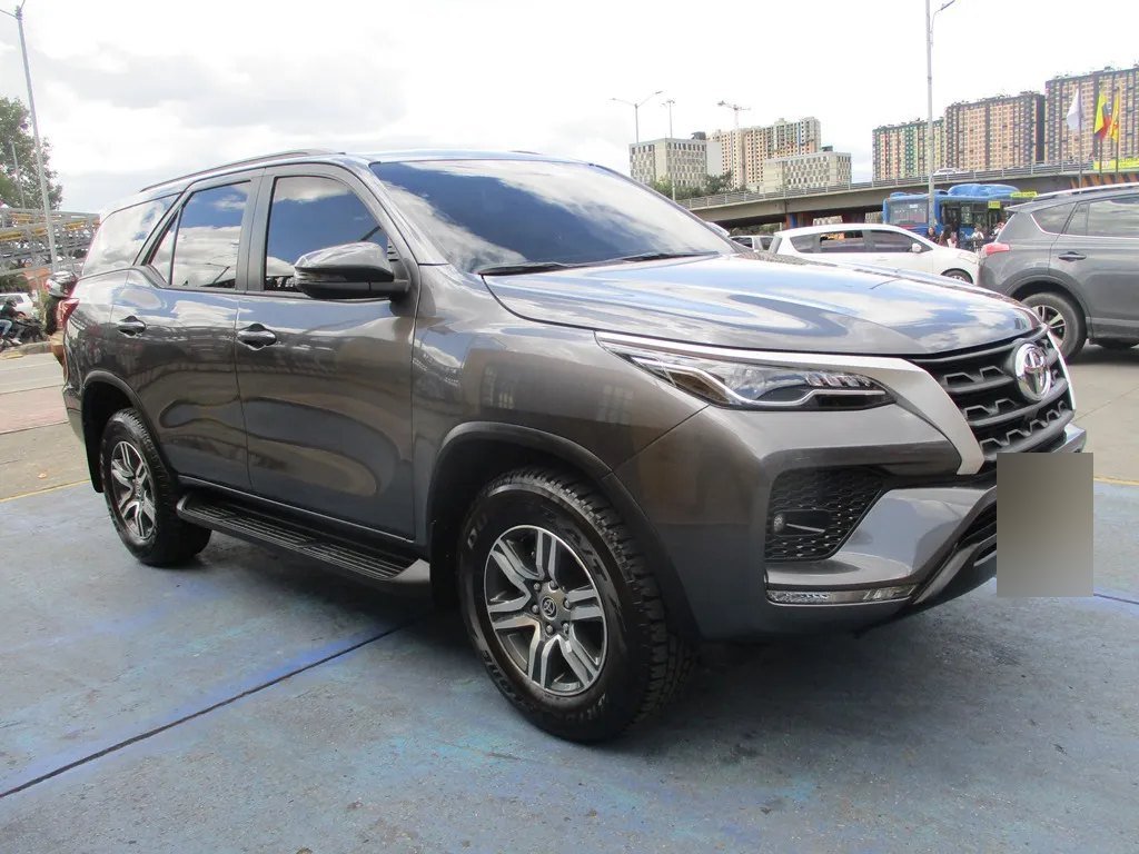 Toyota Fortuner — tres cuartos delantera derecha