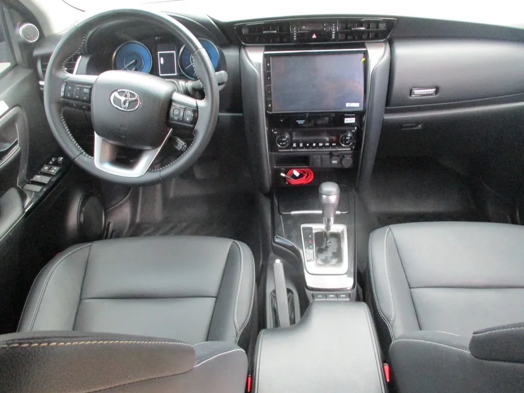 Toyota Fortuner — tablero