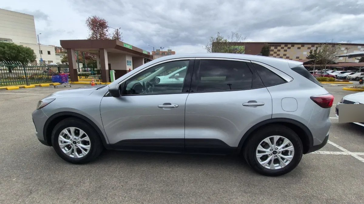 Ford Escape — lateral
