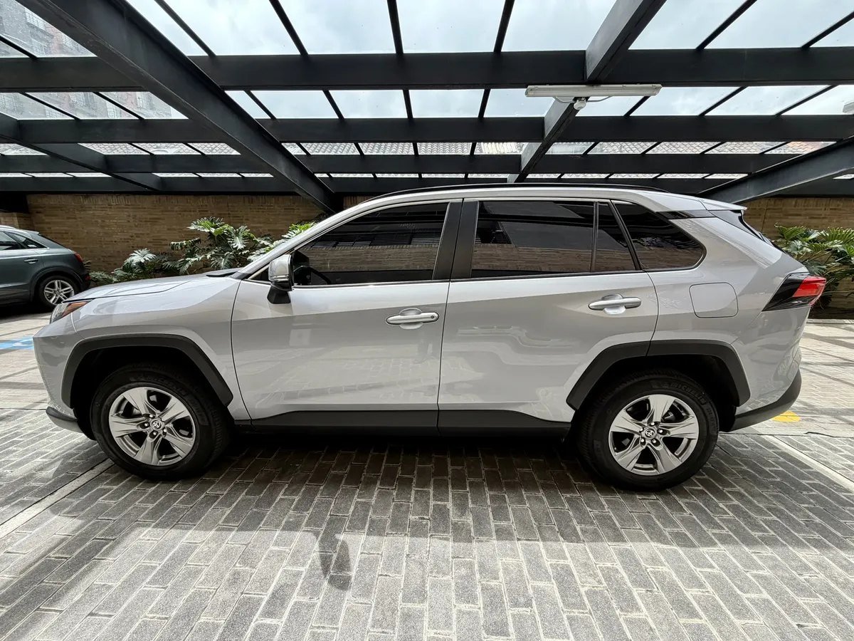 Toyota RAV4 — lateral
