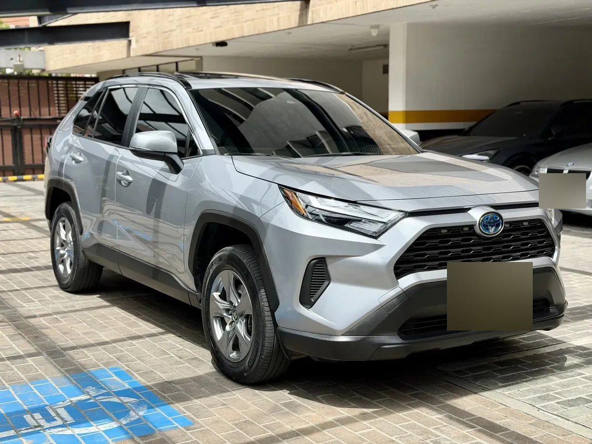 Toyota RAV4 — tres cuartos delantera izquierda