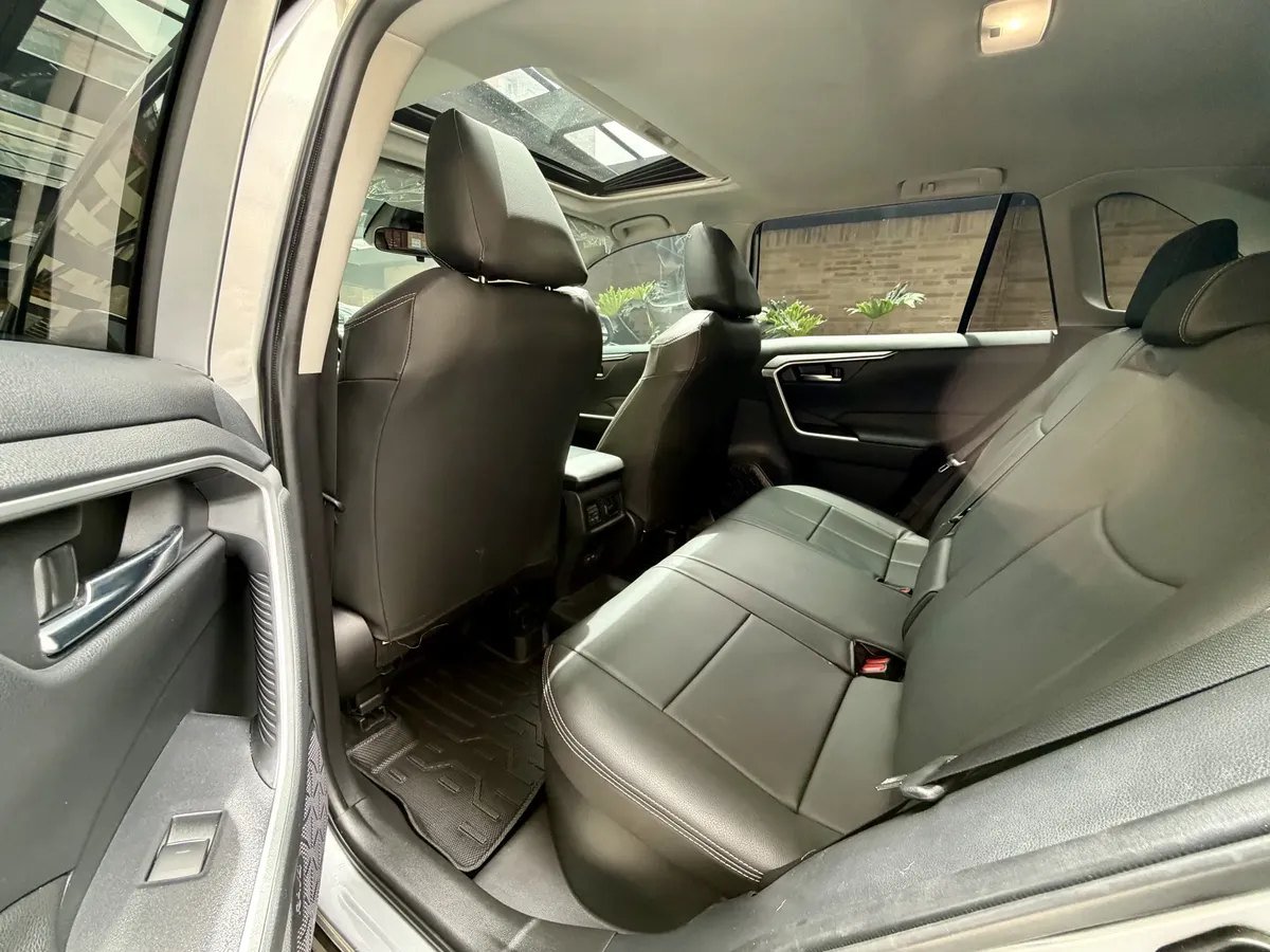 Toyota RAV4 — sillas traseras