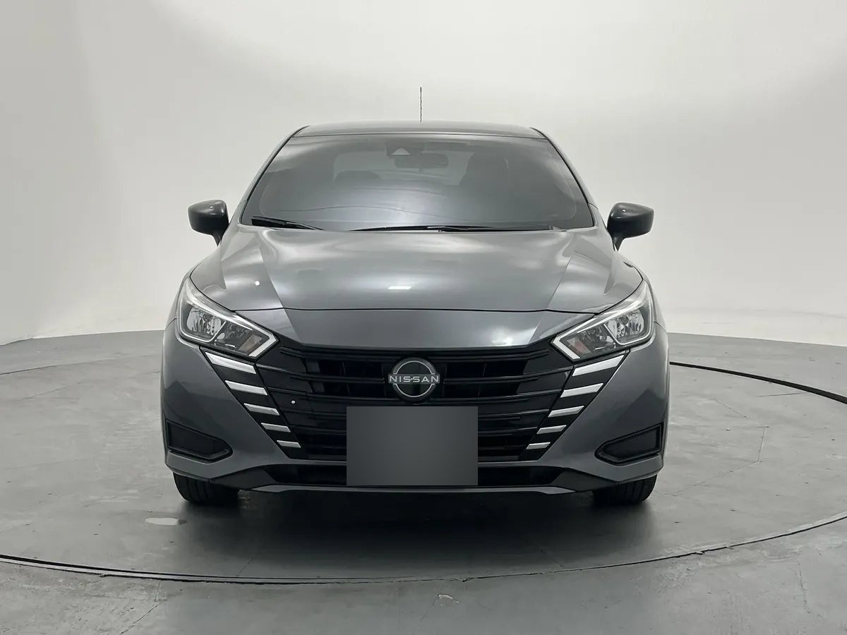Nissan Versa — frontal
