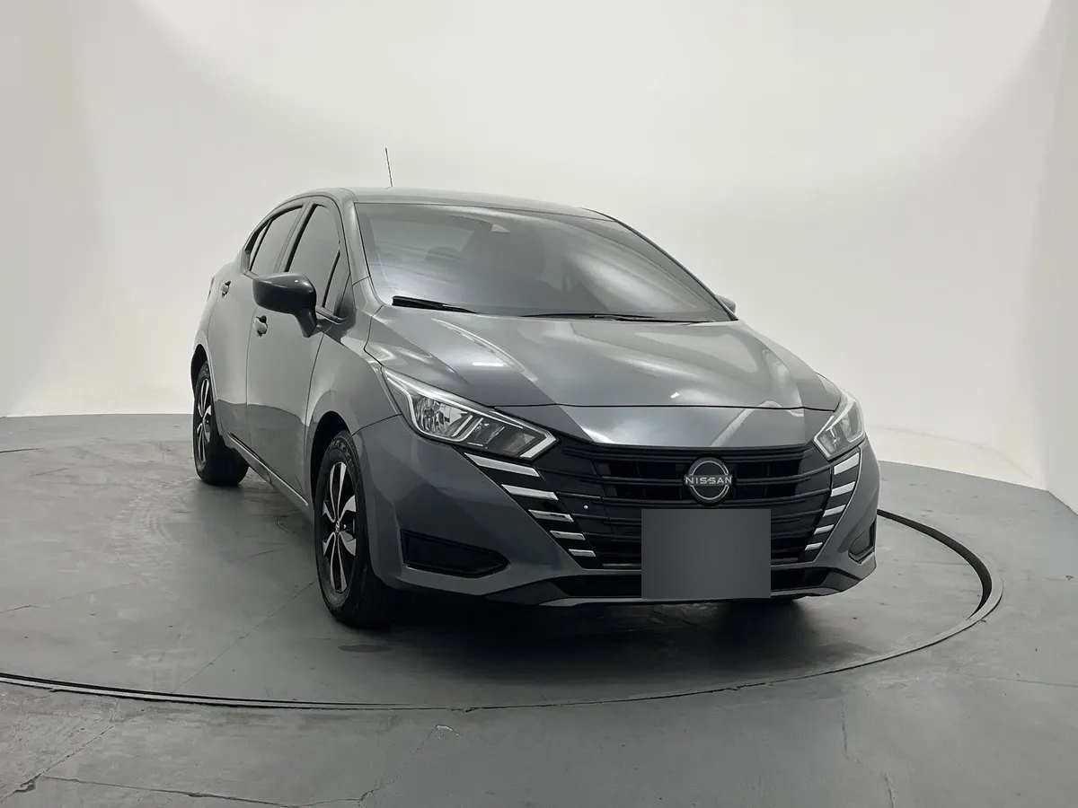 Nissan Versa — tres cuartos delantera izquierda