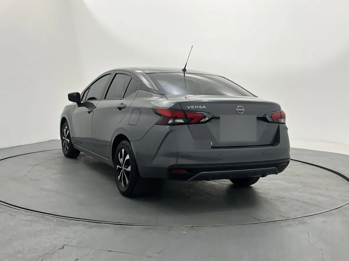 Nissan Versa — trasera tres cuartos