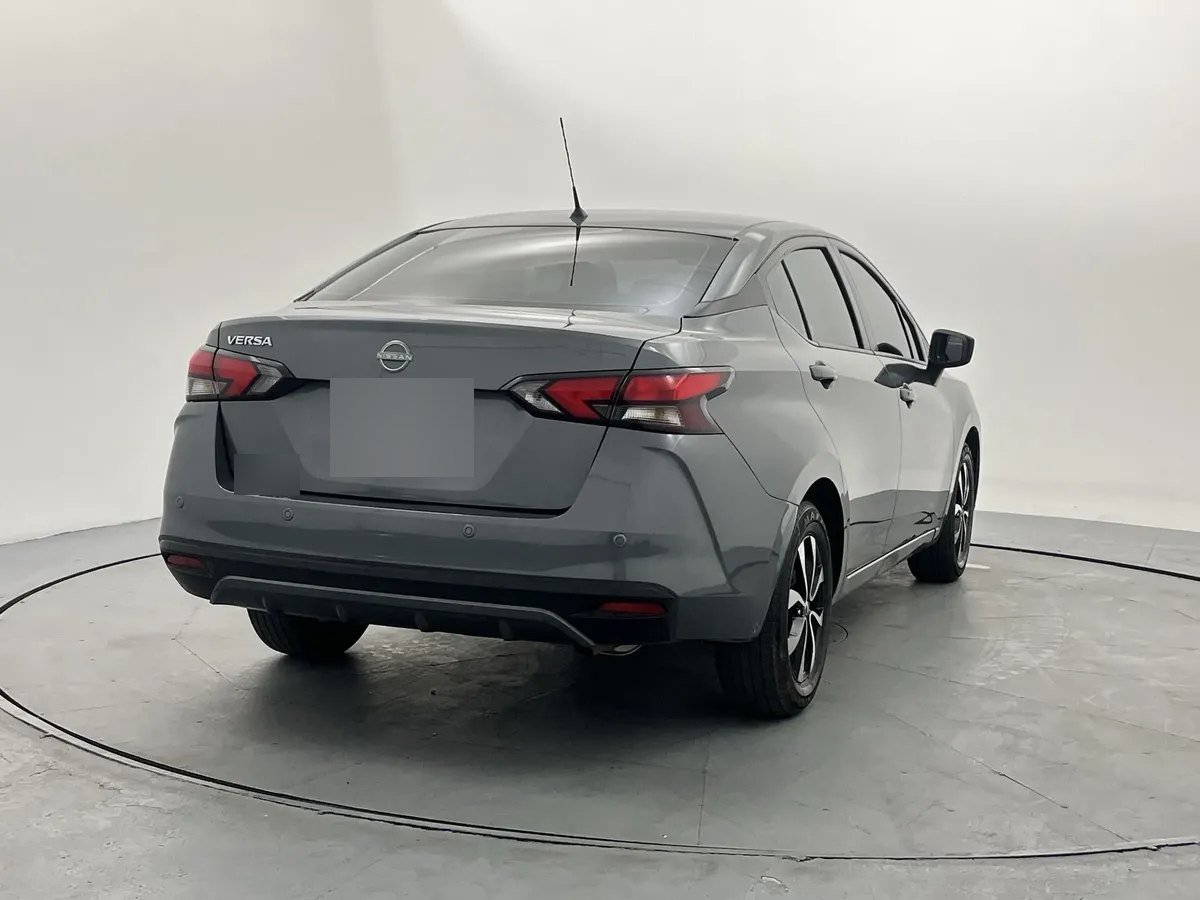 Nissan Versa — trasera tres cuartos derecha