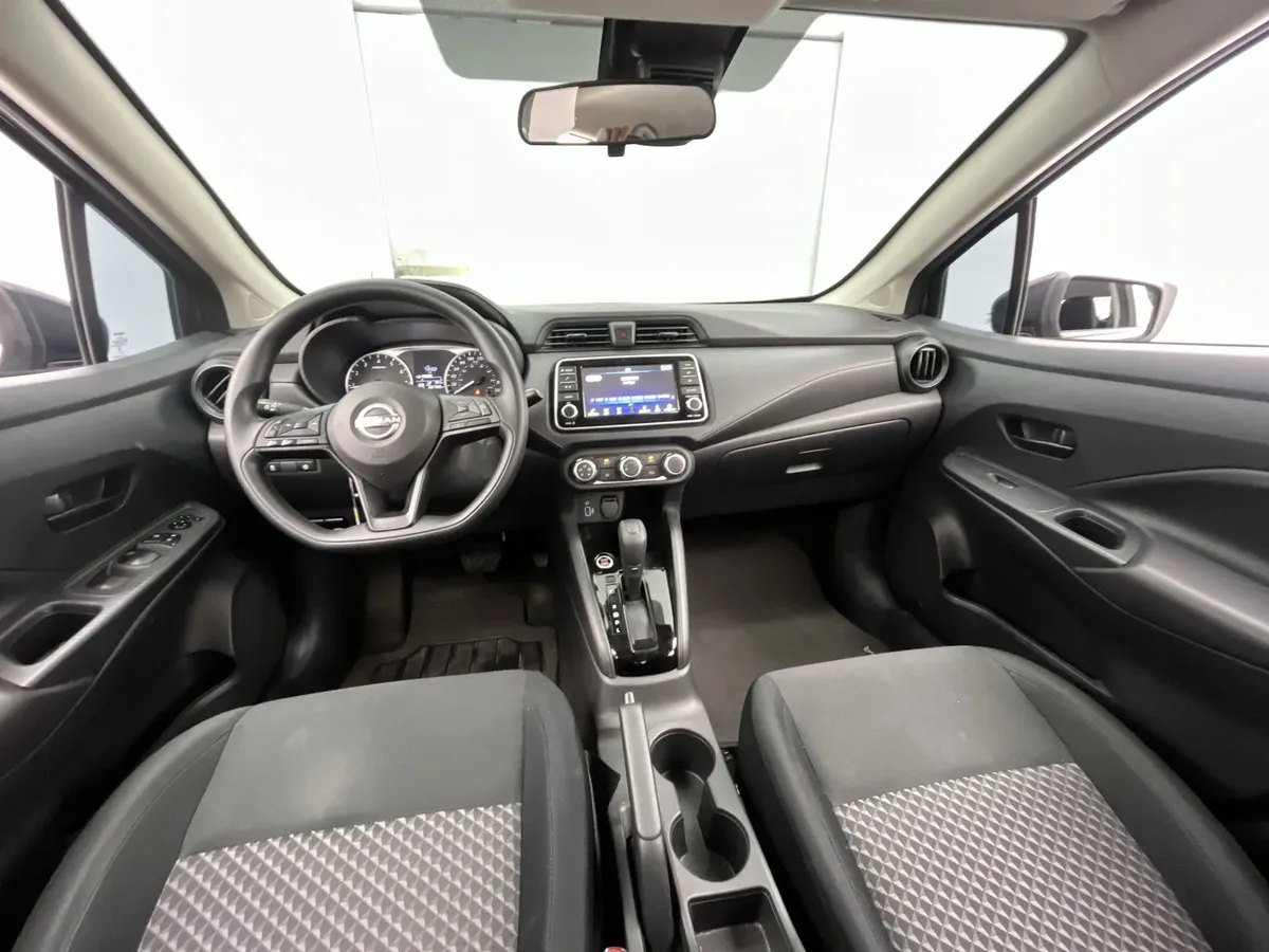 Nissan Versa — tablero