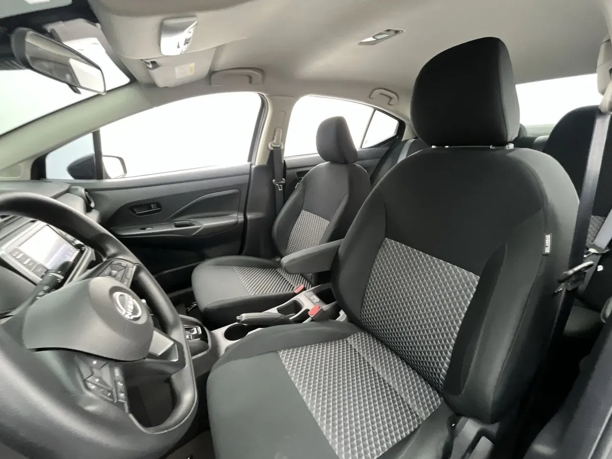 Nissan Versa — sillas
