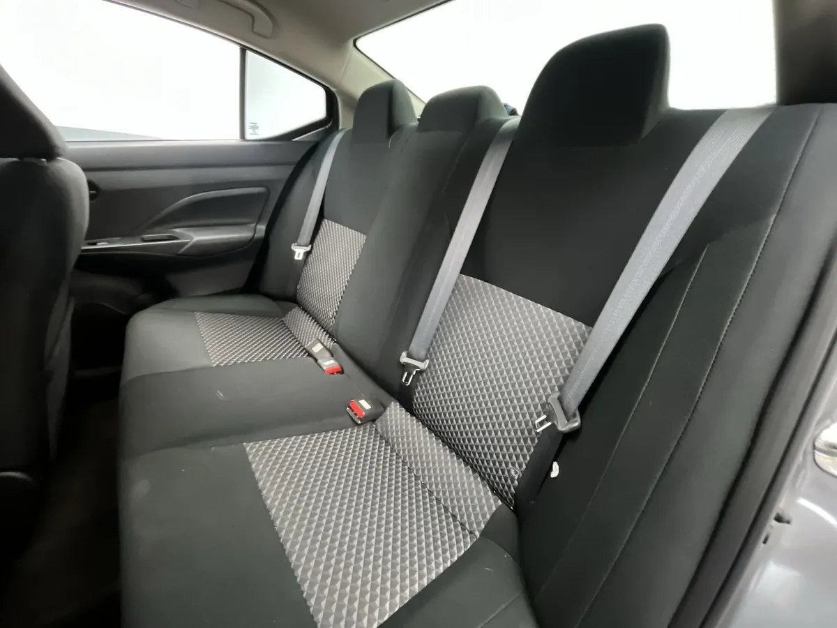 Nissan Versa — sillas traseras