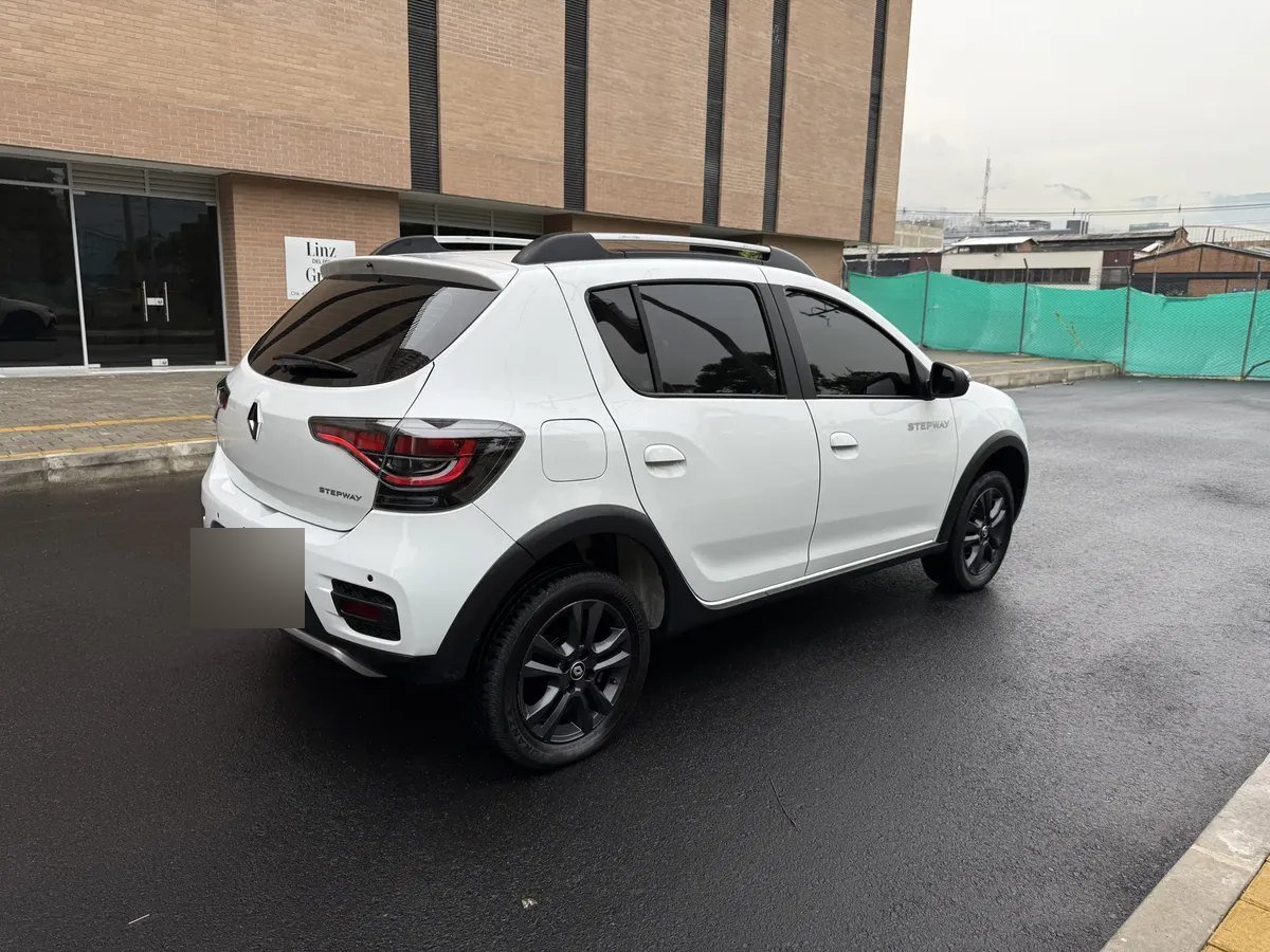 Renault Stepway — trasera tres cuartos