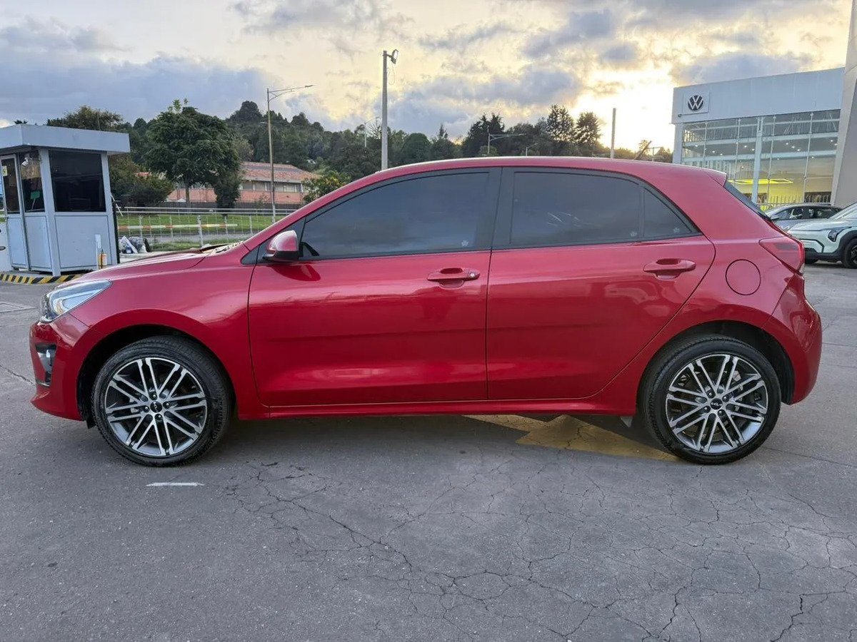 Kia Rio — lateral