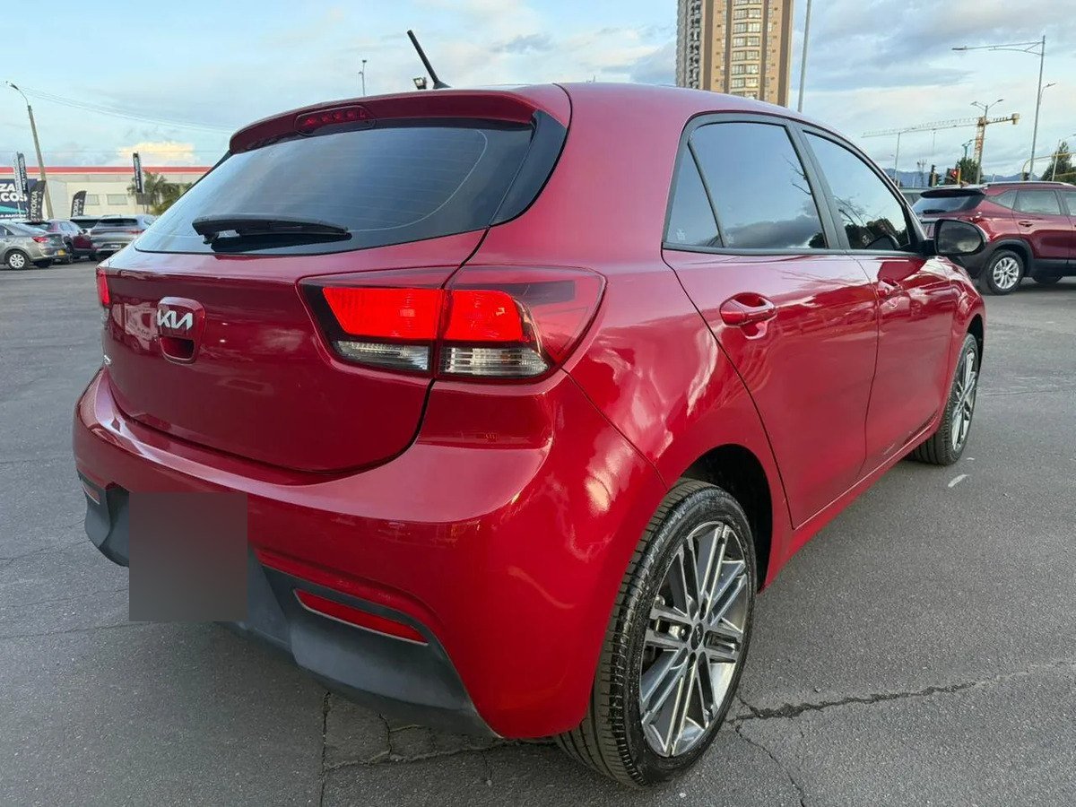 Kia Rio — trasera tres cuartos