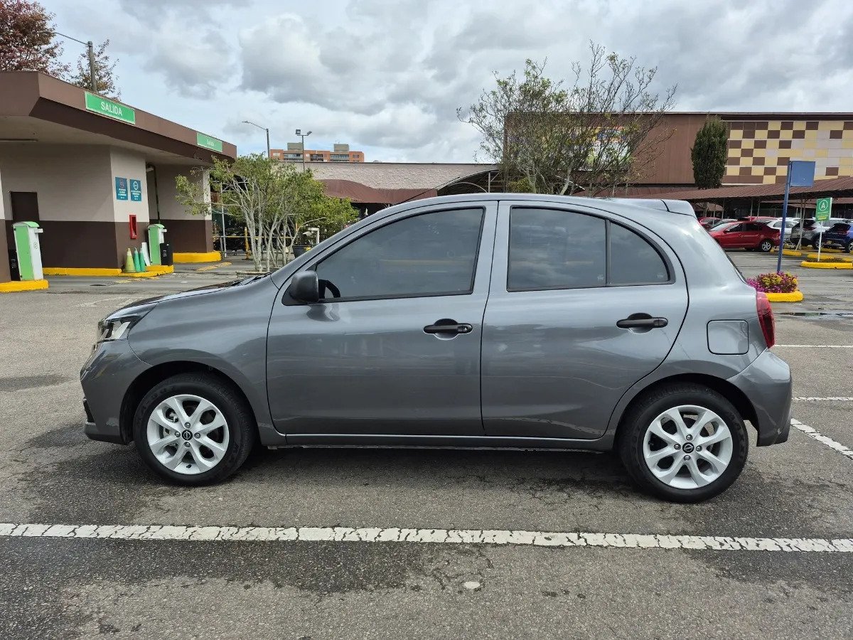Nissan March — lateral