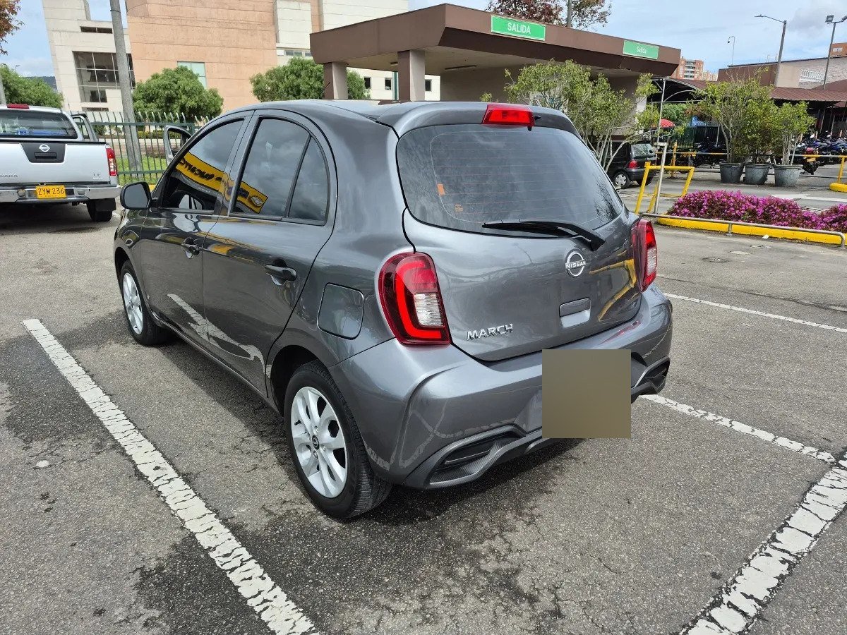 Nissan March — trasera tres cuartos