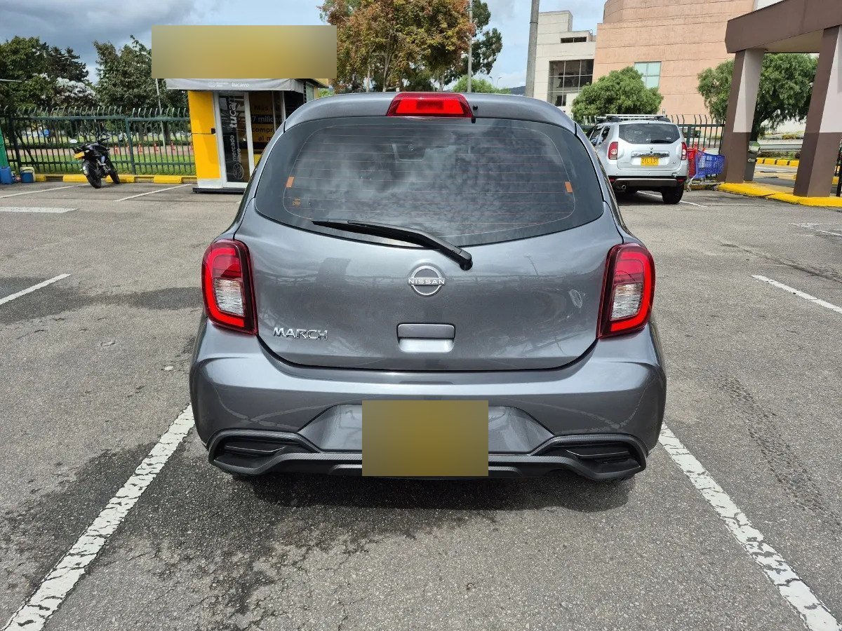 Nissan March — trasera