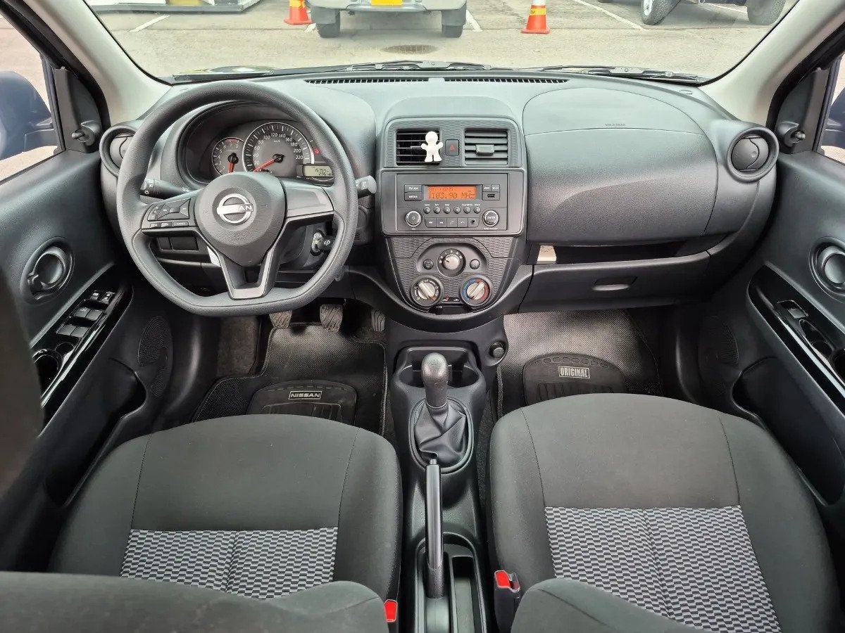 Nissan March — tablero