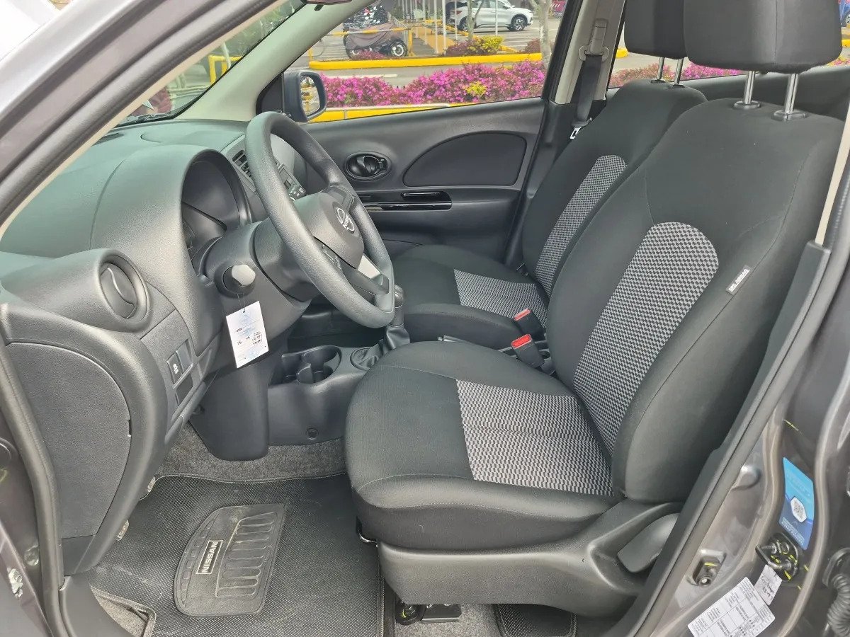 Nissan March — sillas