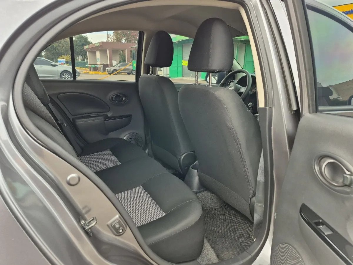 Nissan March — sillas traseras