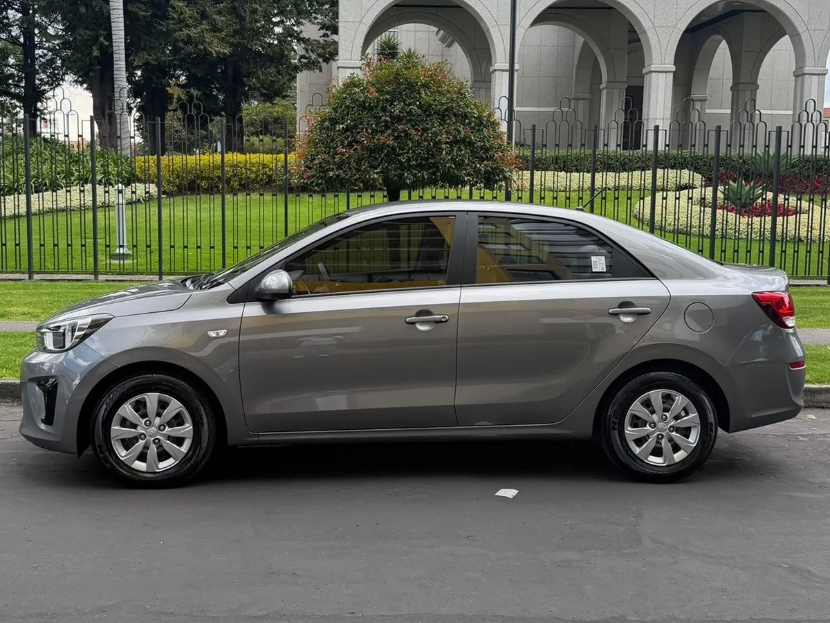 Kia Soluto — lateral