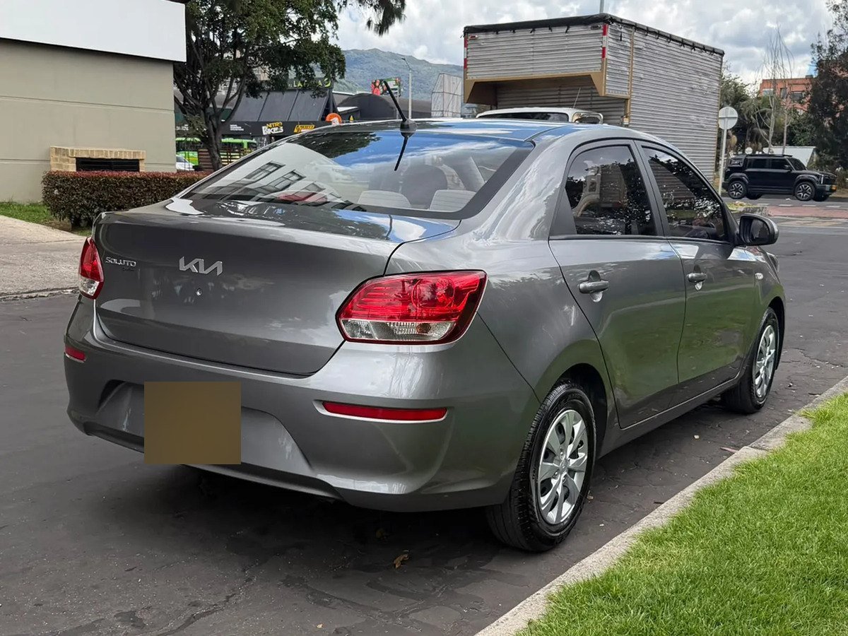 Kia Soluto — trasera tres cuartos