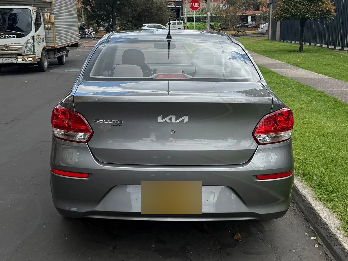 Kia Soluto — trasera
